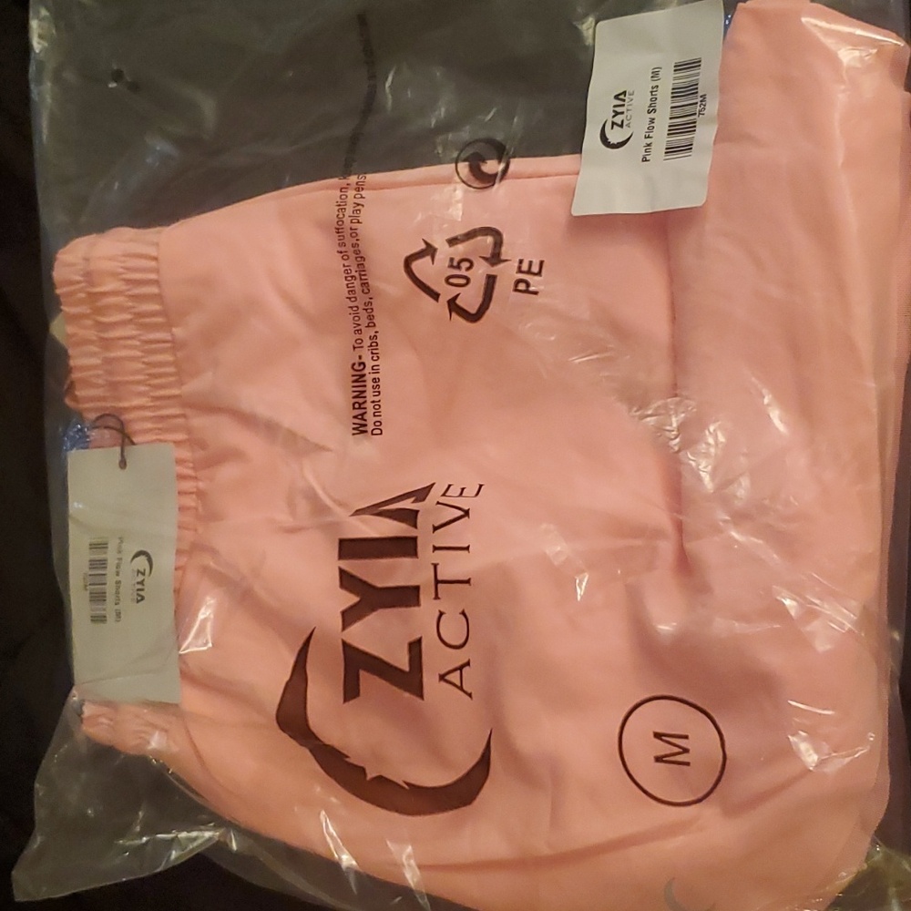 Pink Flow shorts (M) zyia active